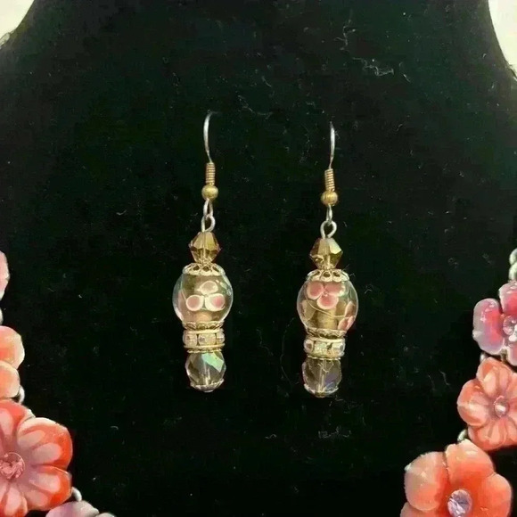 Pink flower necklace and earring set - Picture 6 of 7